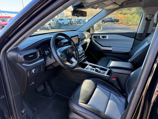 Certified 2022 Ford Explorer XLT w/ Equipment Group 202A image 3