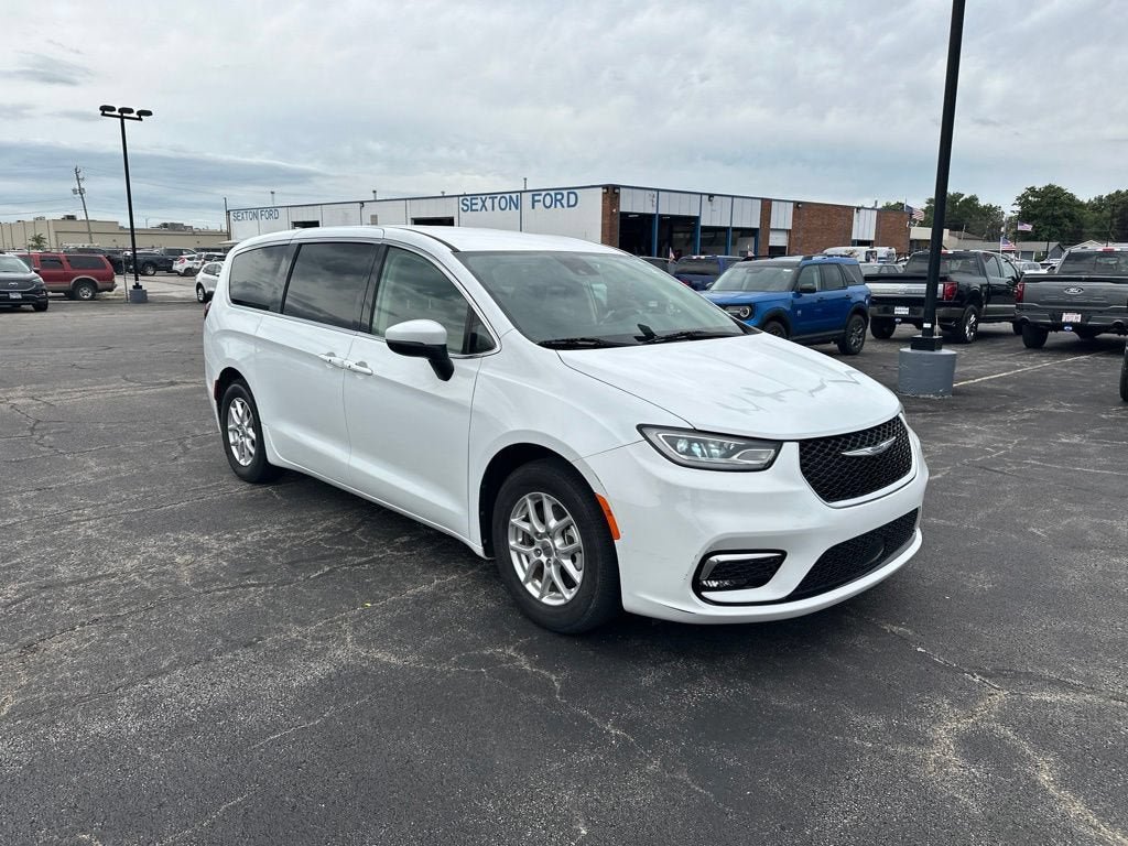 Used 2023 Chrysler Pacifica Touring-L FWD image 3