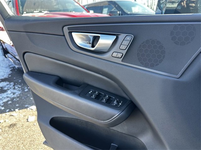 Used 2024 Volvo XC60 B5 Plus image 31
