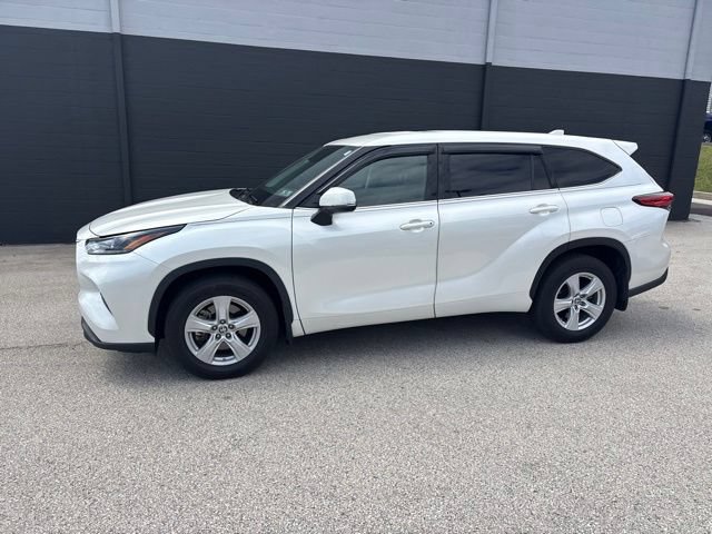 Used 2021 Toyota Highlander LE AWD/4WD image 3