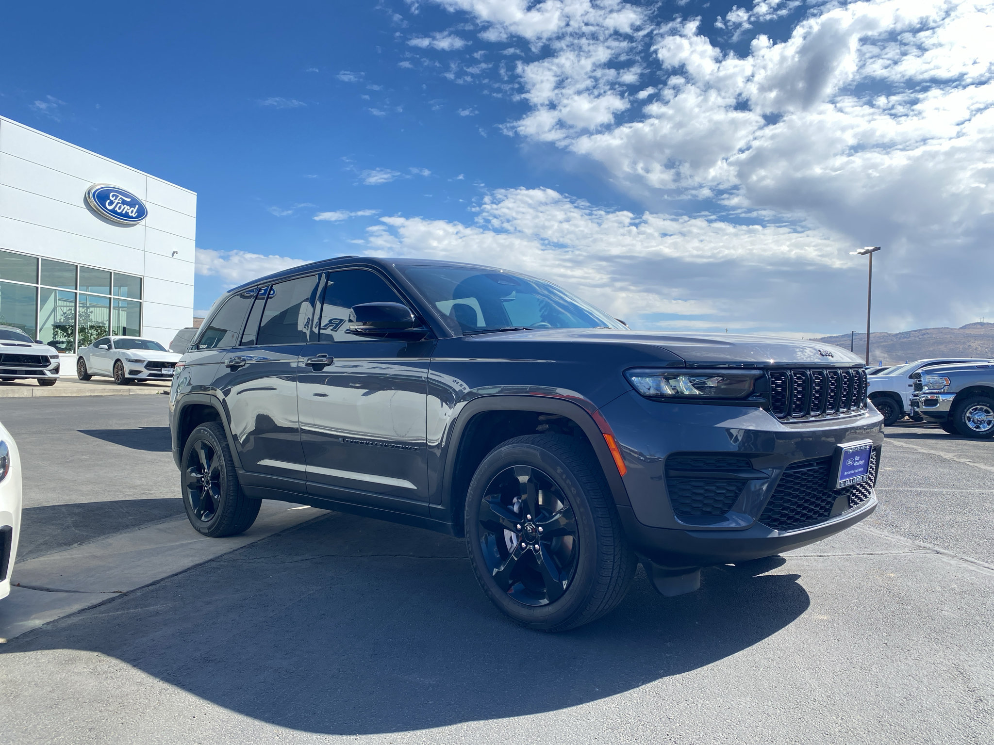 Used 2023 Jeep Grand Cherokee Altitude AWD/4WD image 18