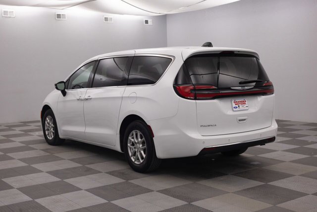 Used 2025 Chrysler Pacifica Select FWD image 8