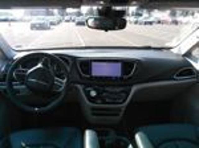 Used 2024 Chrysler Pacifica Touring-L FWD image 6