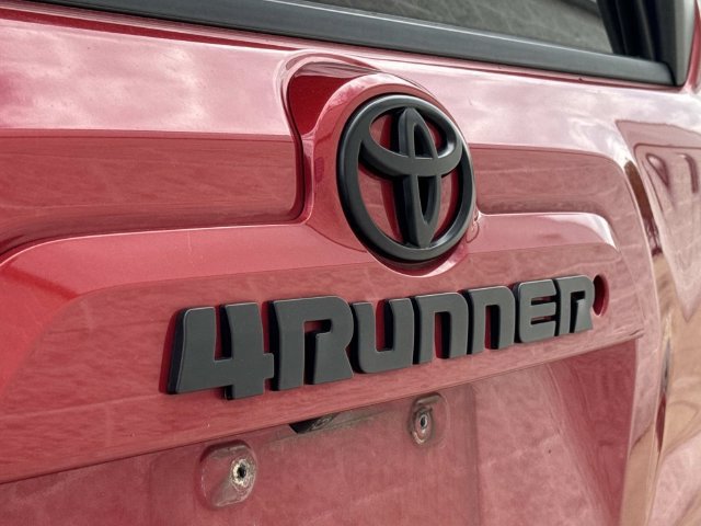 Used 2018 Toyota 4Runner SR5 AWD/4WD image 7