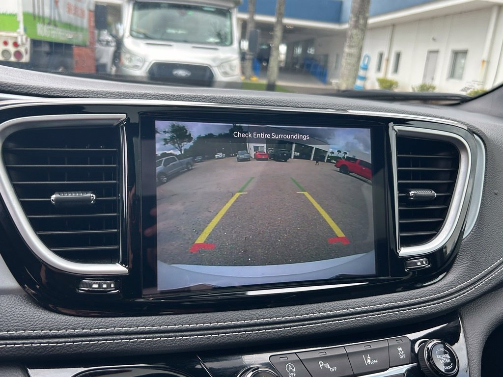 Used 2026 Chrysler Pacifica Limited FWD image 14