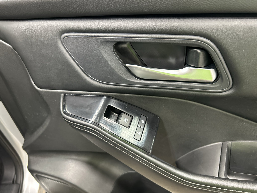 Used 2024 Nissan Rogue SV FWD image 32