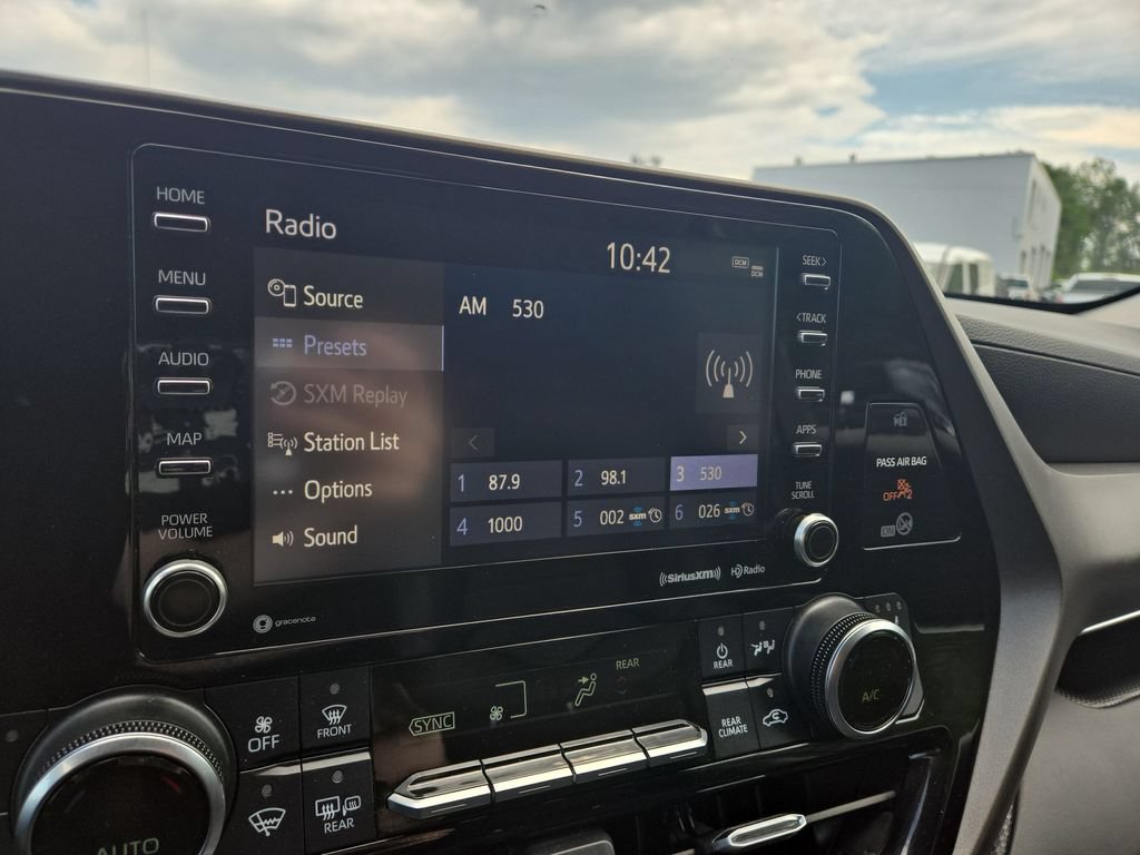 Used 2020 Toyota Highlander XLE AWD/4WD image 9