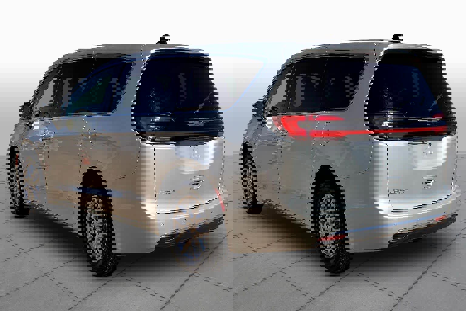 Used 2024 Chrysler Pacifica Touring-L image 4