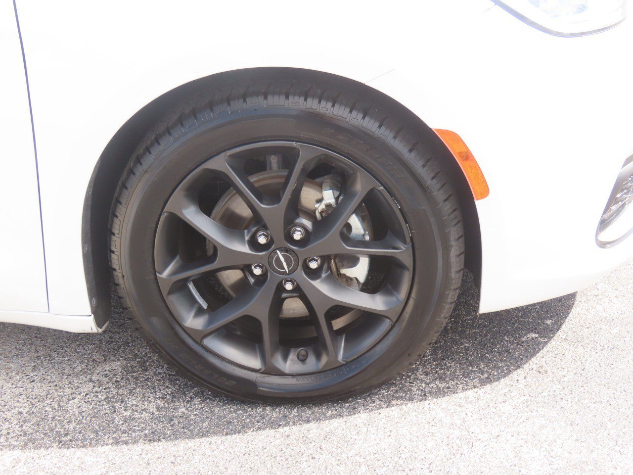 Used 2025 Chrysler Pacifica Limited FWD image 7