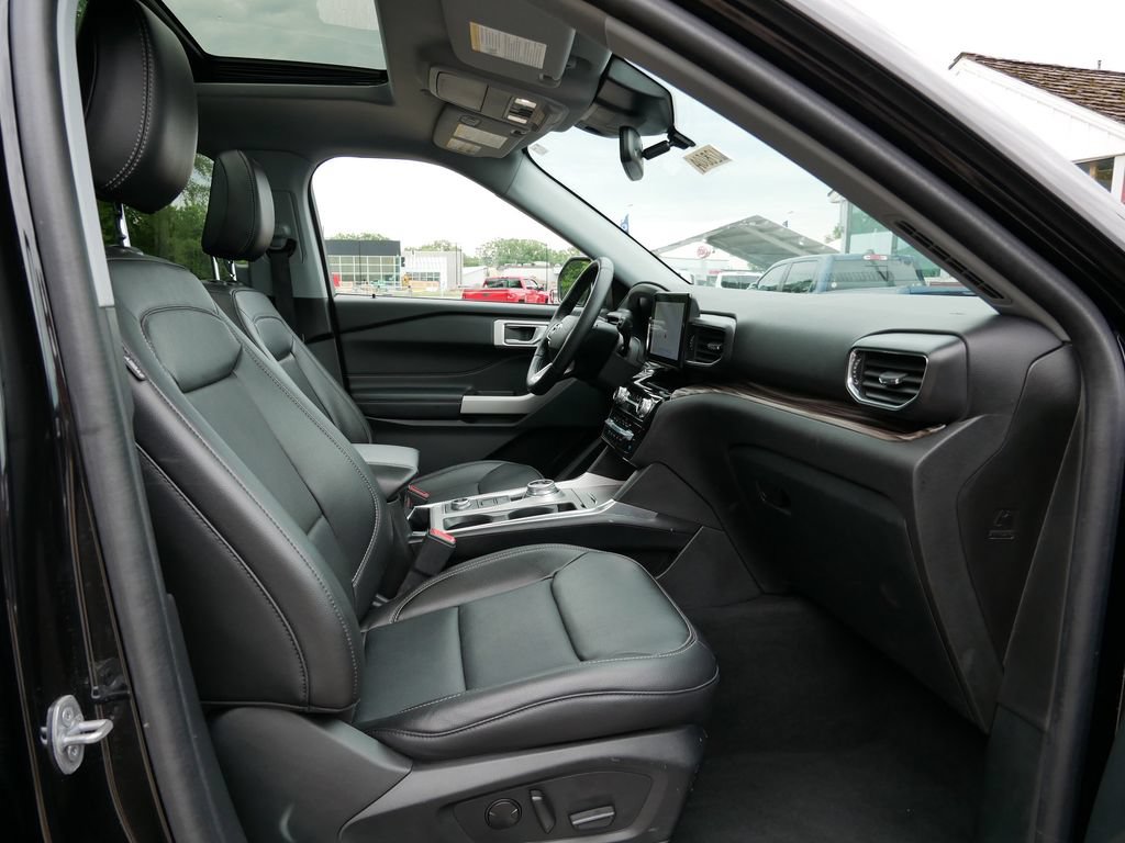 Certified 2022 Ford Explorer Limited w/ Equipment Group 301A AWD/4WD image 8