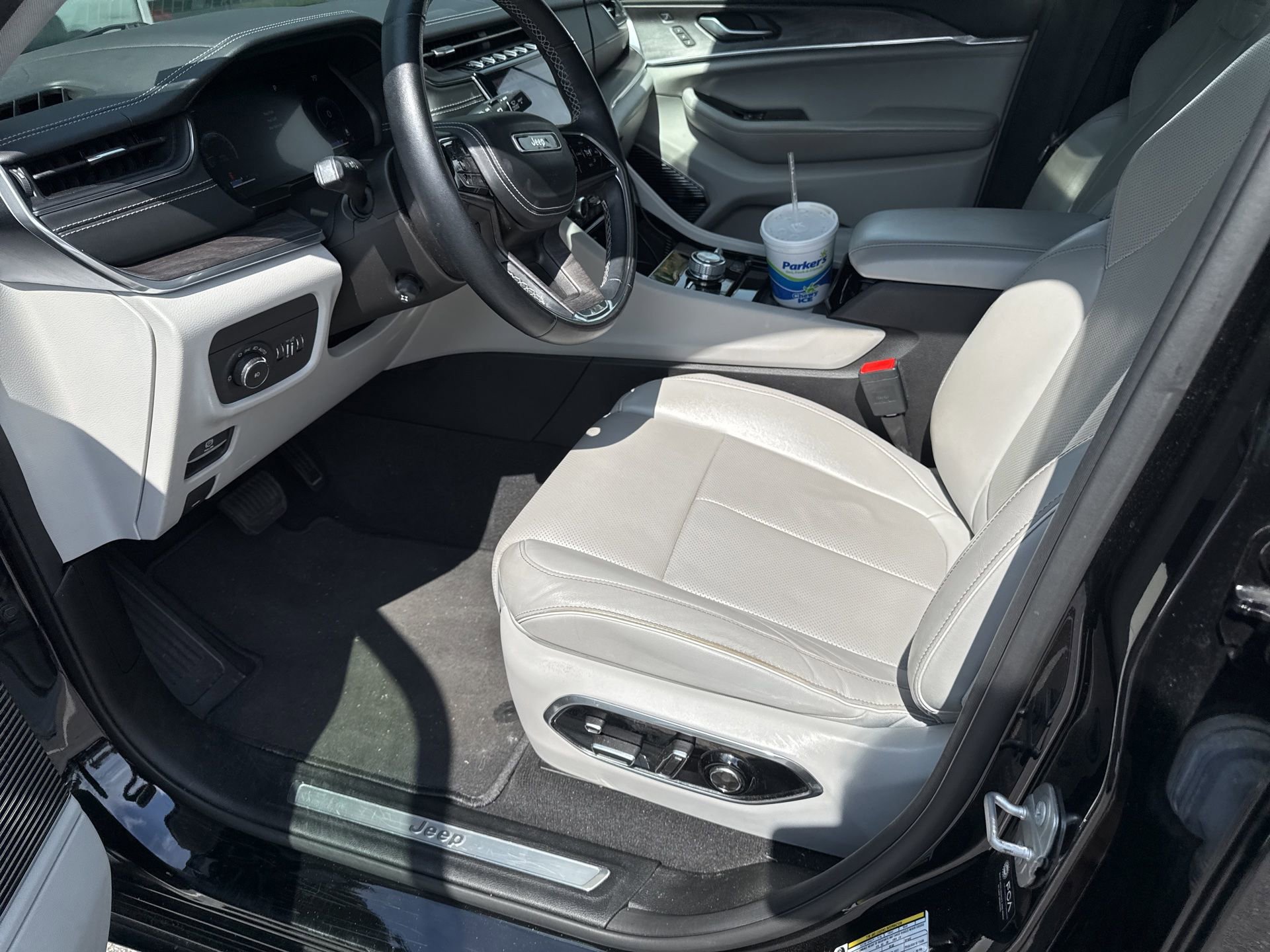 Used 2022 Jeep Grand Cherokee Overland w/ Luxury Tech Group IV image 17