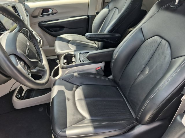Used 2023 Chrysler Pacifica Touring-L AWD/4WD image 16