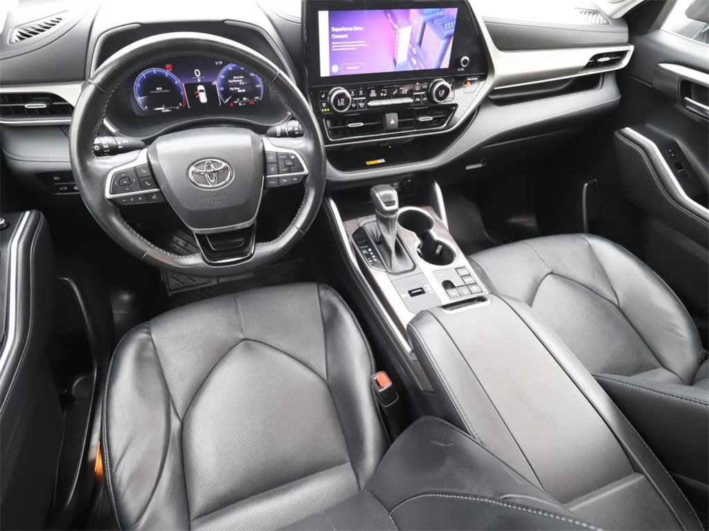 Used 2023 Toyota Highlander Limited image 12