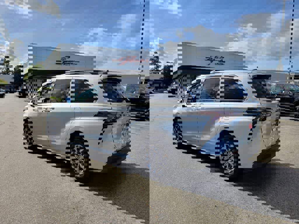 Used 2025 Toyota Sienna XLE image 3