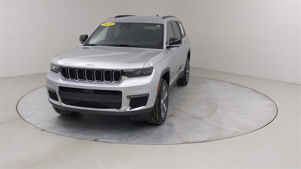 Used 2025 Jeep Grand Cherokee L Limited image 9