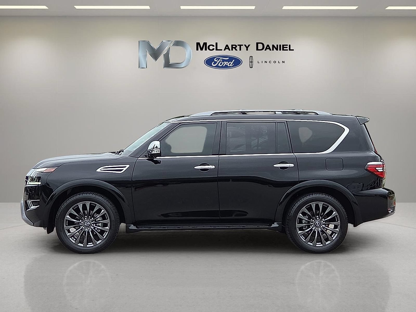 Used 2024 Nissan Armada Platinum w/ Captain's Chairs Package AWD/4WD image 3