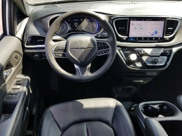 Used 2025 Chrysler Pacifica Select FWD image 17