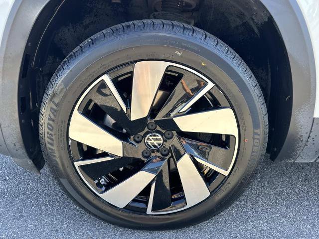 Used 2024 Volkswagen Atlas Cross Sport SE FWD image 9