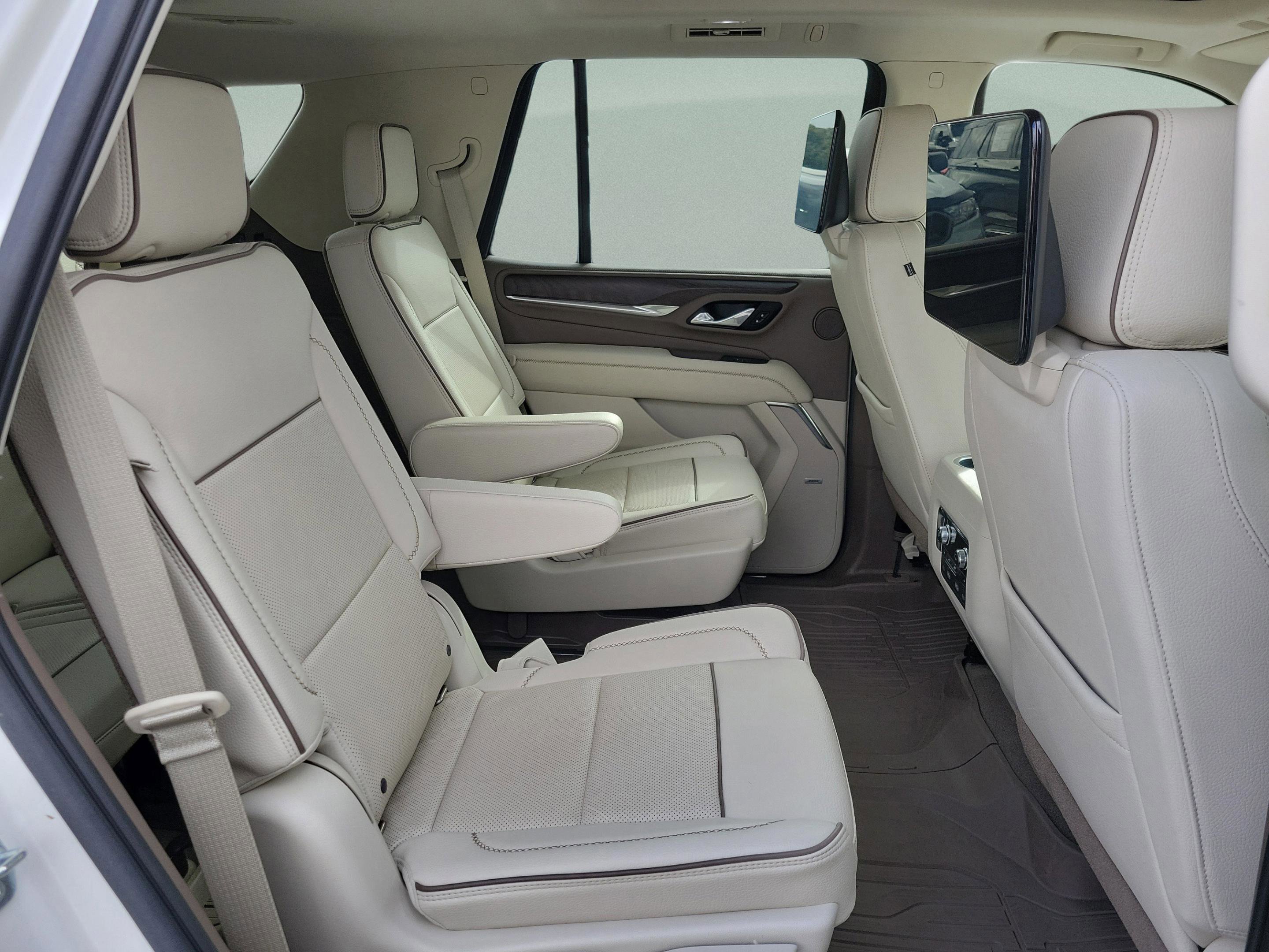 Used 2021 GMC Yukon Denali w/ Denali Premium Package image 28