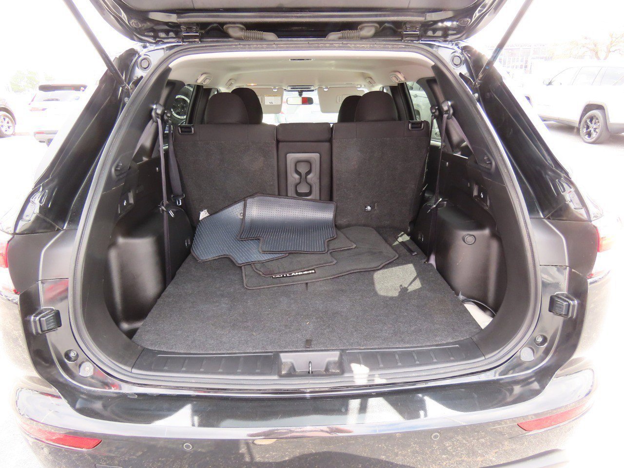Used 2024 Mitsubishi Outlander ES image 15