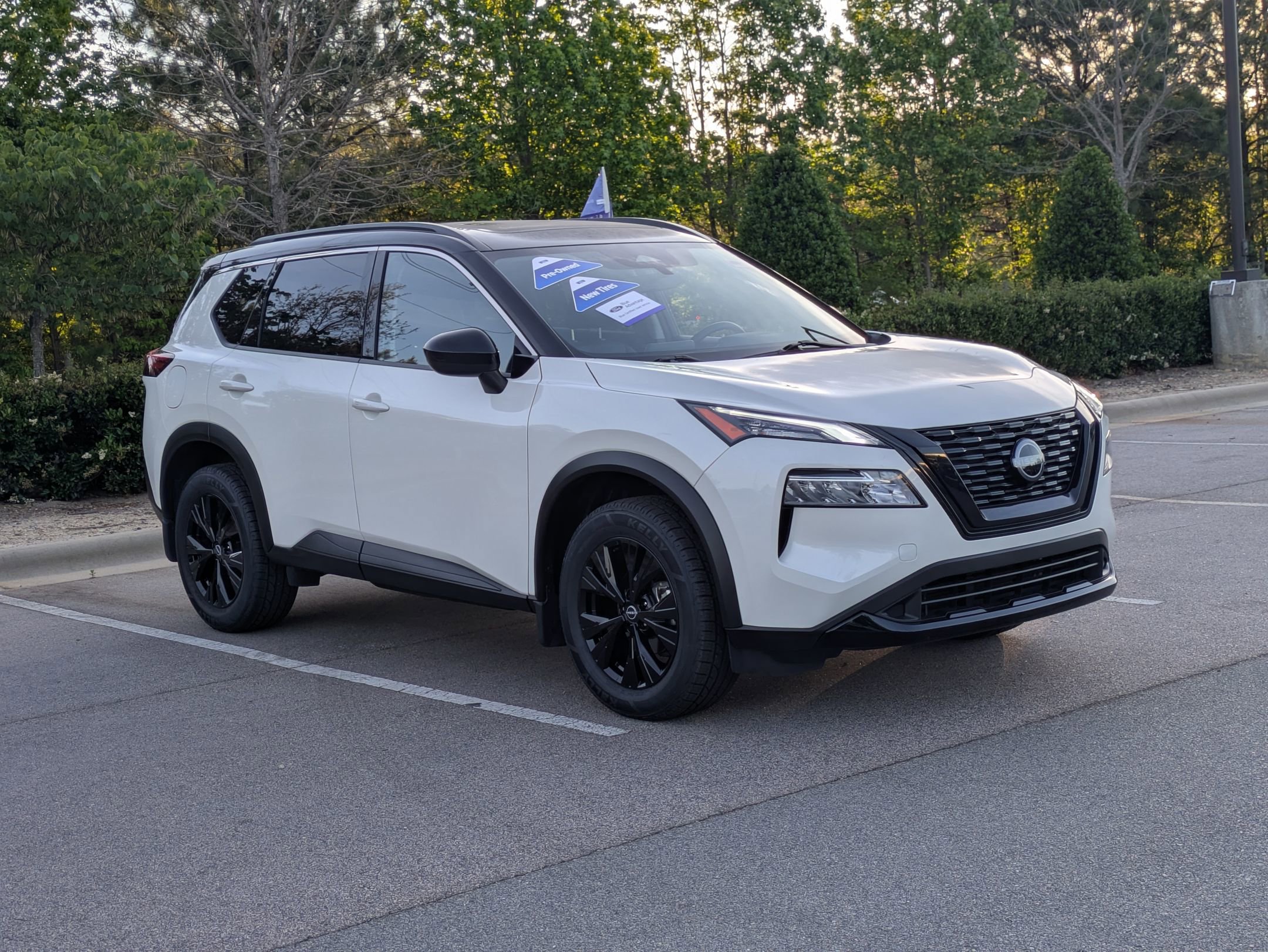 Used 2023 Nissan Rogue SV w/ SV Premium B Package FWD image 1