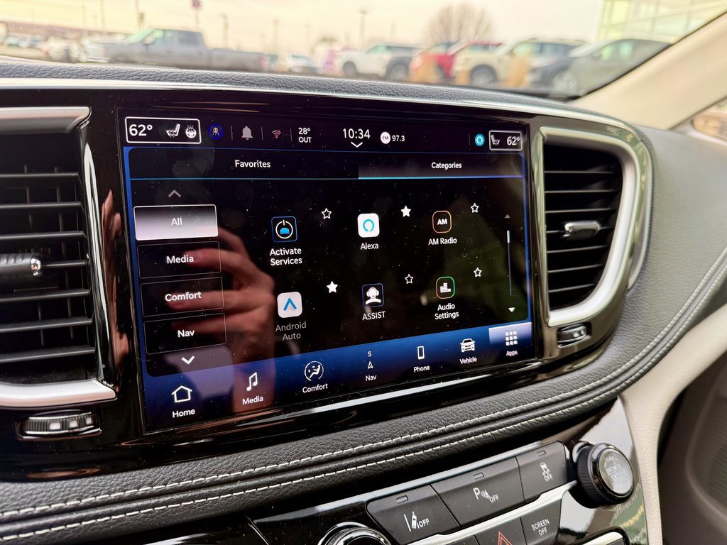 Used 2024 Chrysler Pacifica Select image 26