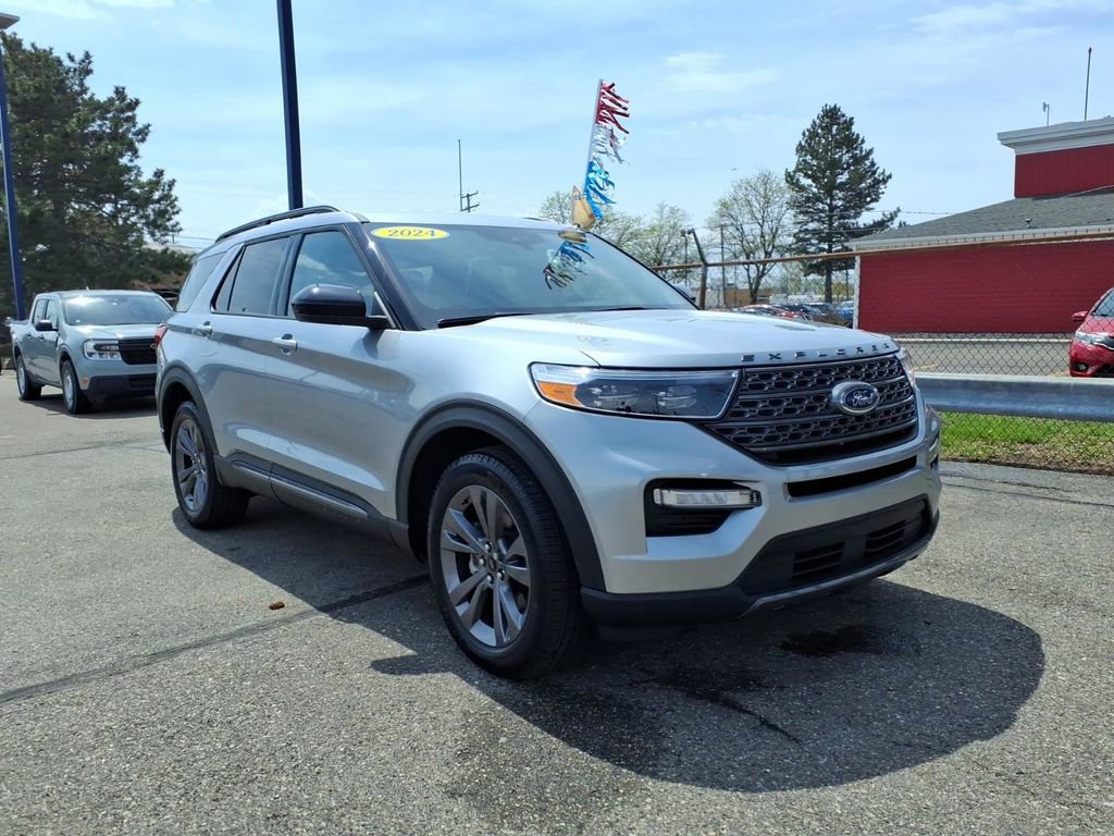Certified 2024 Ford Explorer XLT w/ Equipment Group 202A AWD/4WD image 3