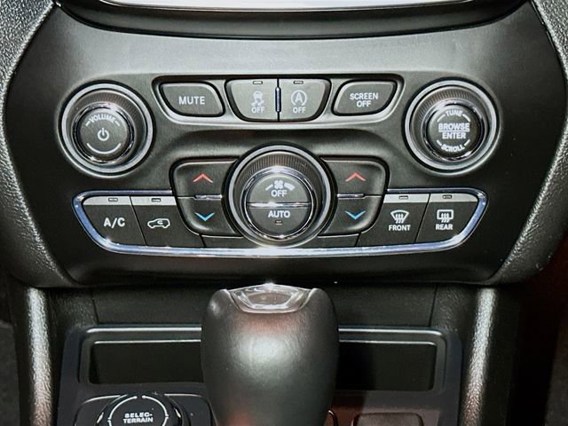 Used 2019 Jeep Cherokee Latitude Plus w/ Comfort/Convenience Group image 16