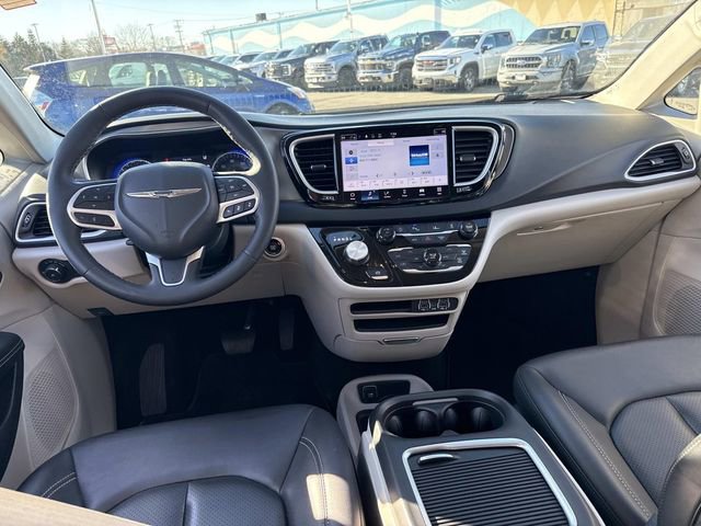 Used 2024 Chrysler Pacifica Touring-L image 14