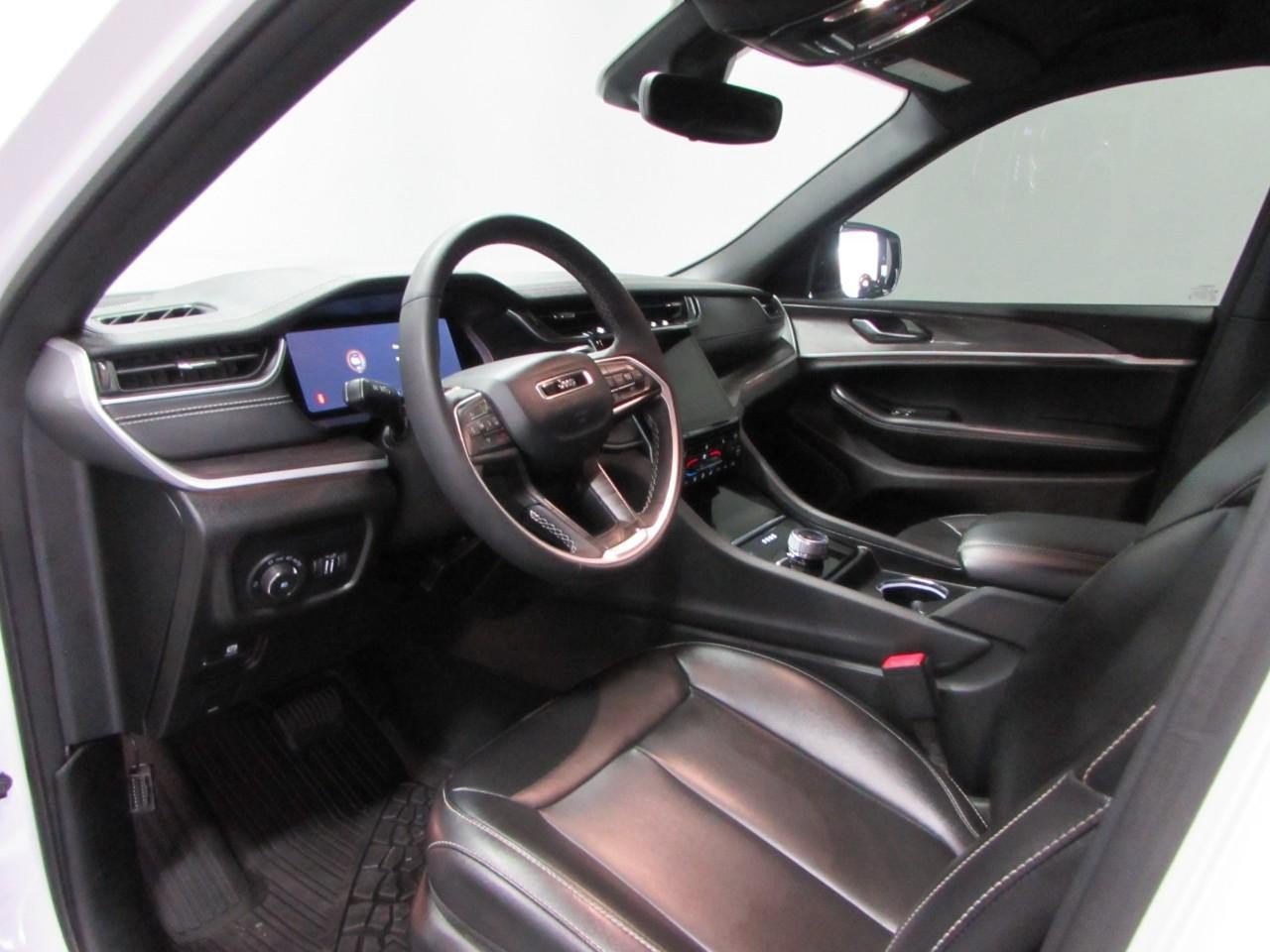 Used 2024 Jeep Grand Cherokee Limited w/ Black Appearance Package AWD/4WD image 13
