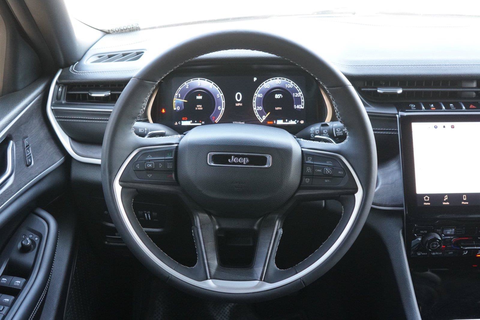 Used 2024 Jeep Grand Cherokee Limited w/ Black Appearance Package AWD/4WD image 25
