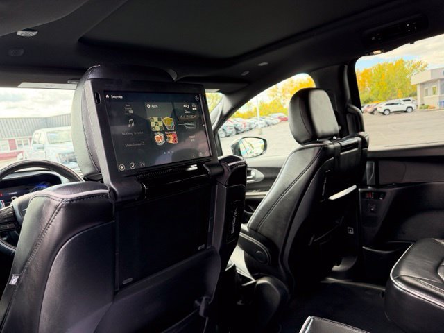 Used 2020 Chrysler Pacifica Limited w/ S Appearance Package FWD image 32