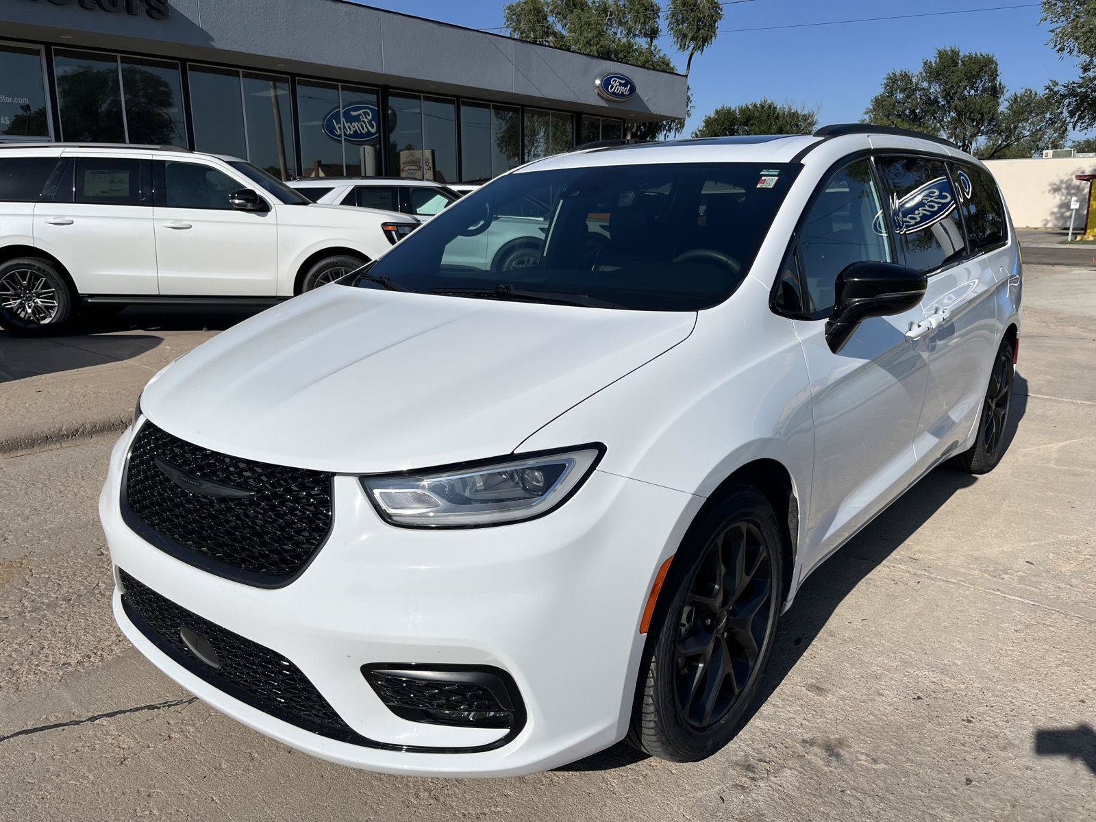 Used 2025 Chrysler Pacifica Limited FWD image 2