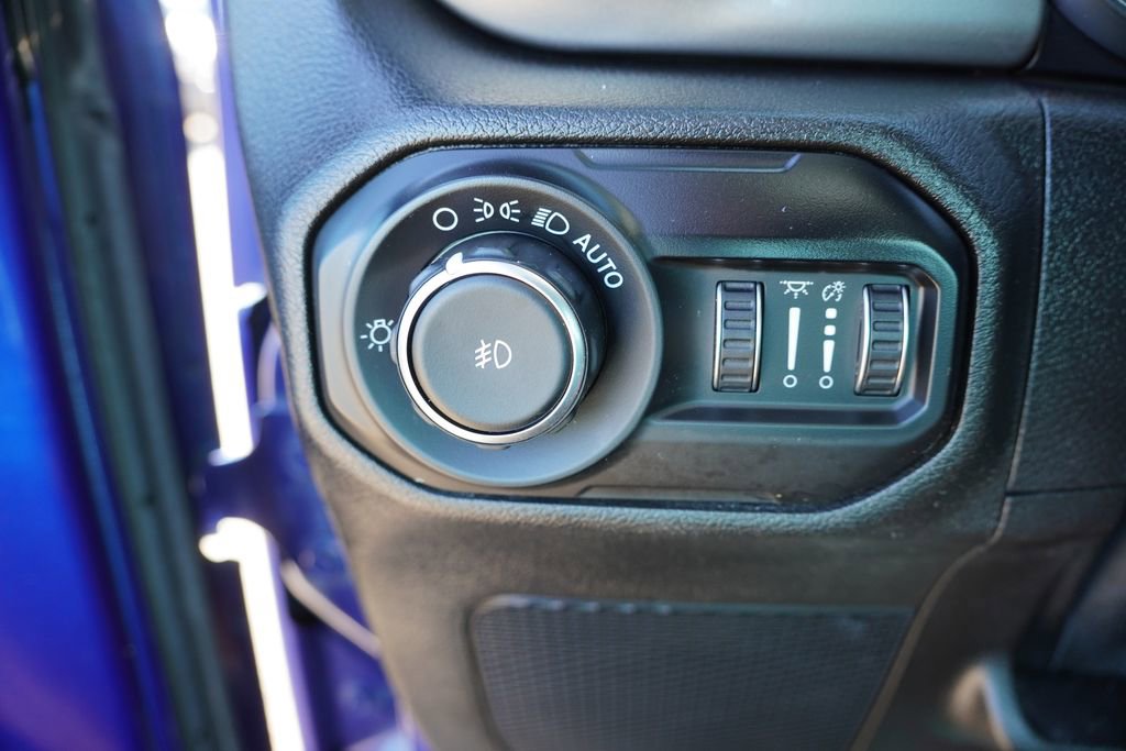 Used 2019 Jeep Wrangler Unlimited Sahara w/ Uconnect 4C Nav & Sound Group AWD/4WD image 22
