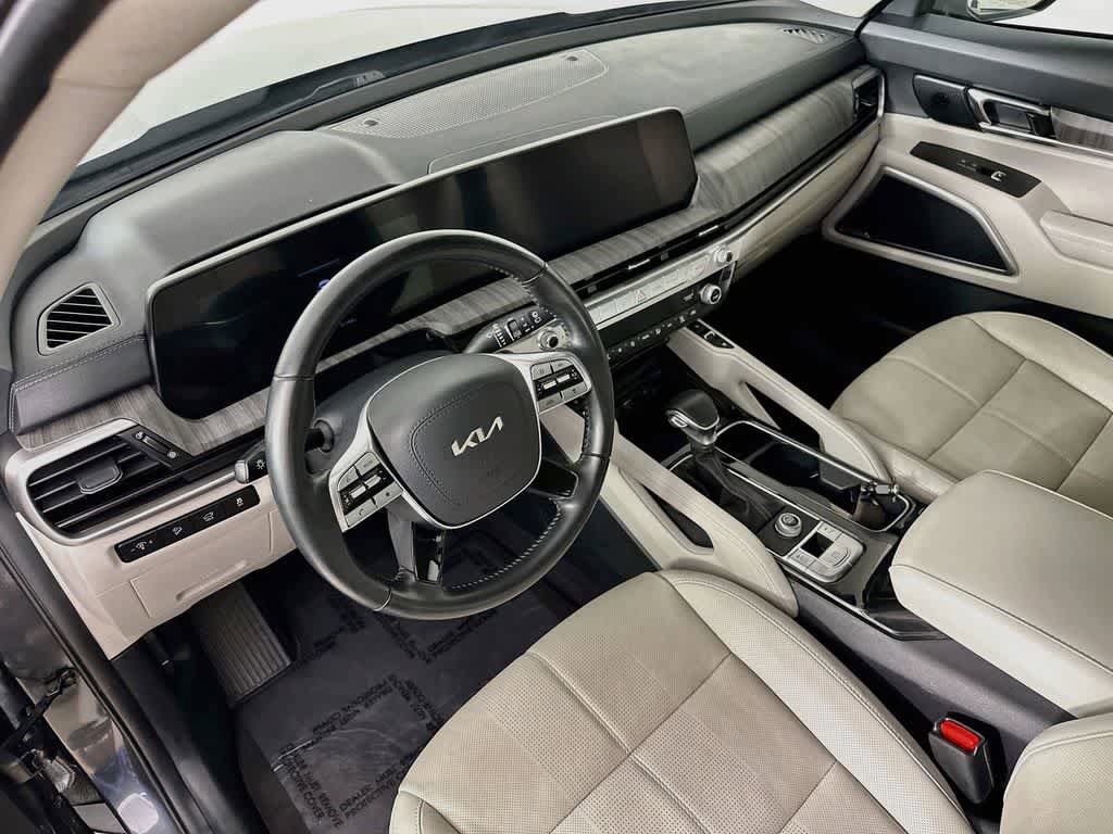 Used 2024 Kia Telluride EX w/ EX Captain's Chair Package FWD image 2