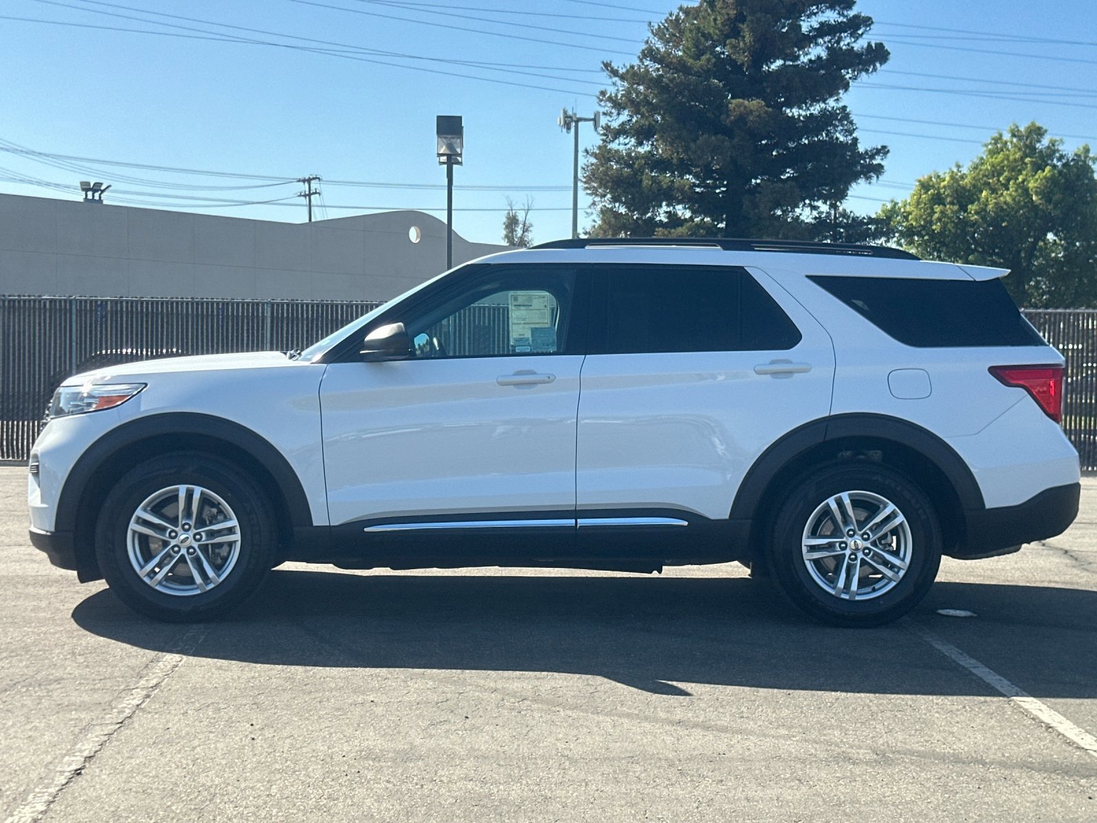 Certified 2022 Ford Explorer XLT w/ Class IV Trailer Tow Package image 2