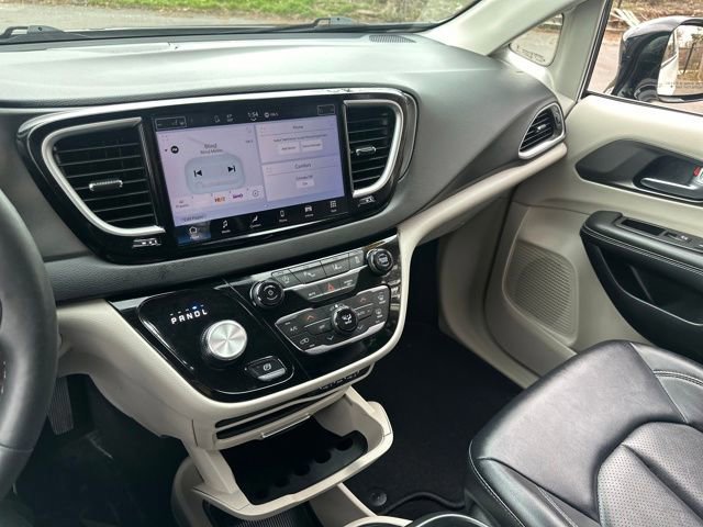 Used 2024 Chrysler Pacifica Touring-L image 35
