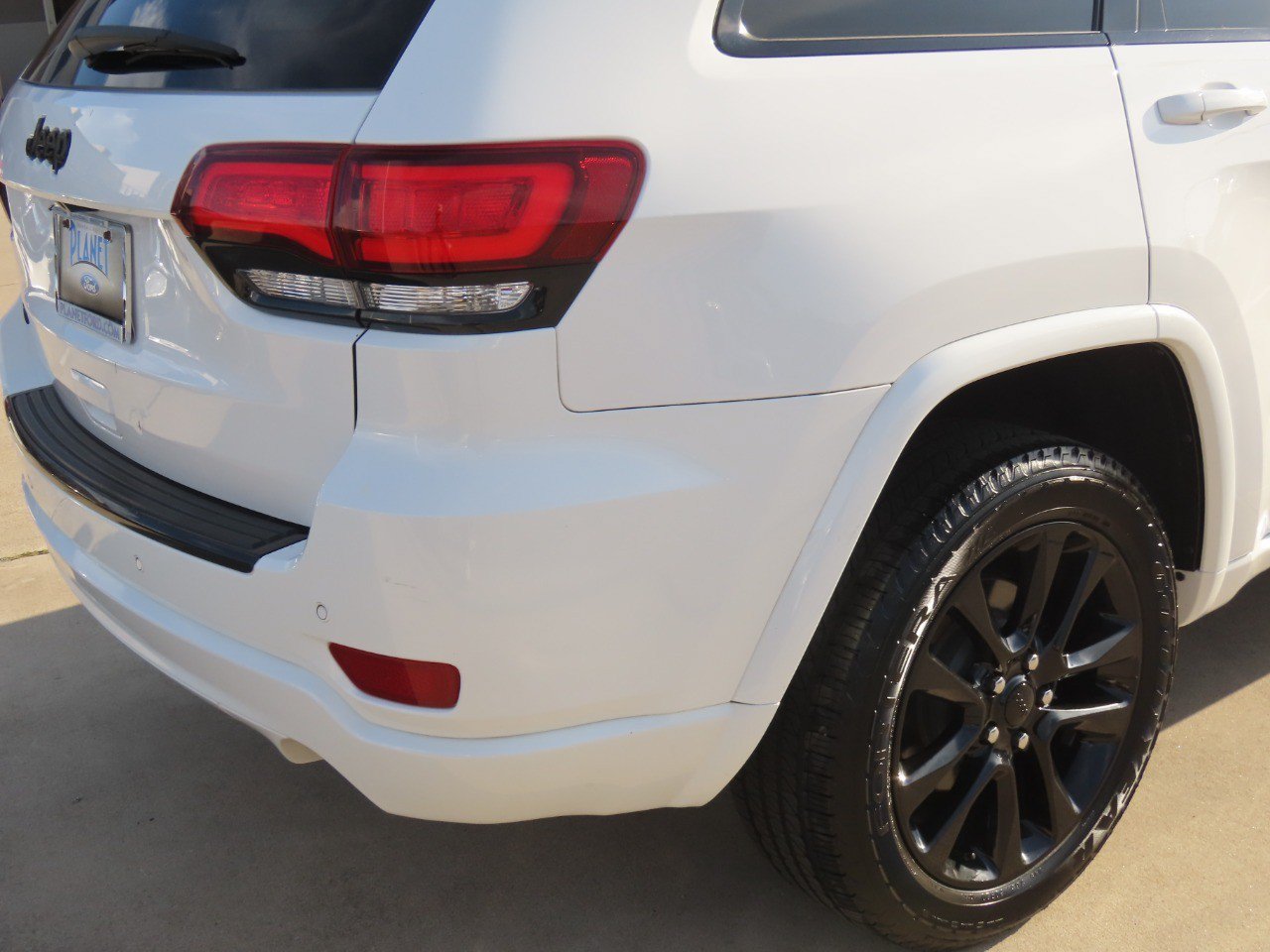 Used 2018 Jeep Grand Cherokee Altitude AWD/4WD image 12