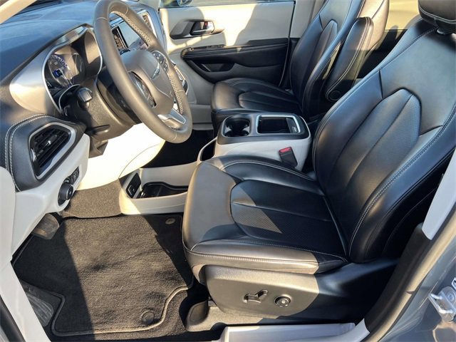 Used 2023 Chrysler Pacifica Touring-L image 24