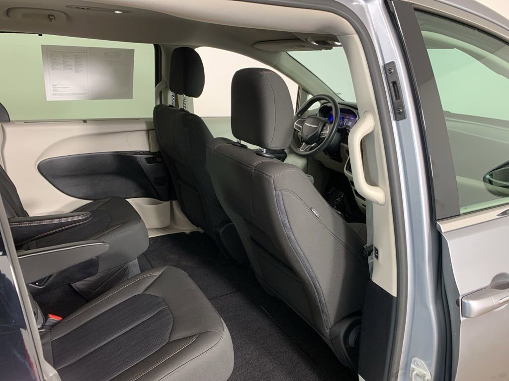 Used 2020 Chrysler Pacifica Touring w/ Advanced Safetytec Group FWD image 35