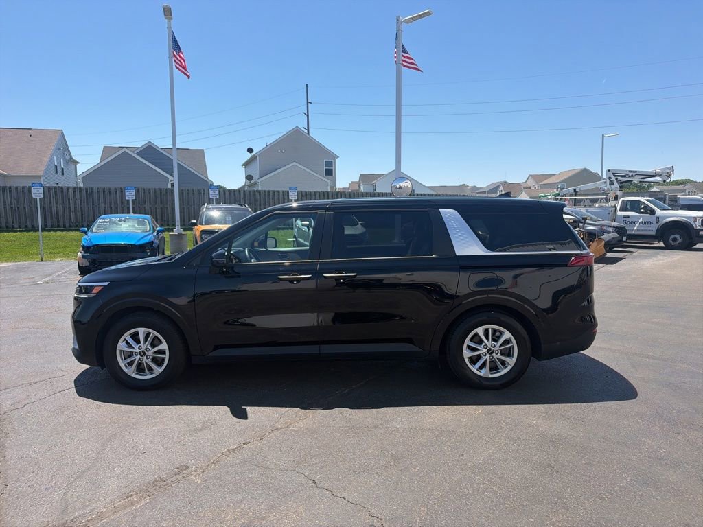 Used 2024 Kia Carnival LX FWD image 5