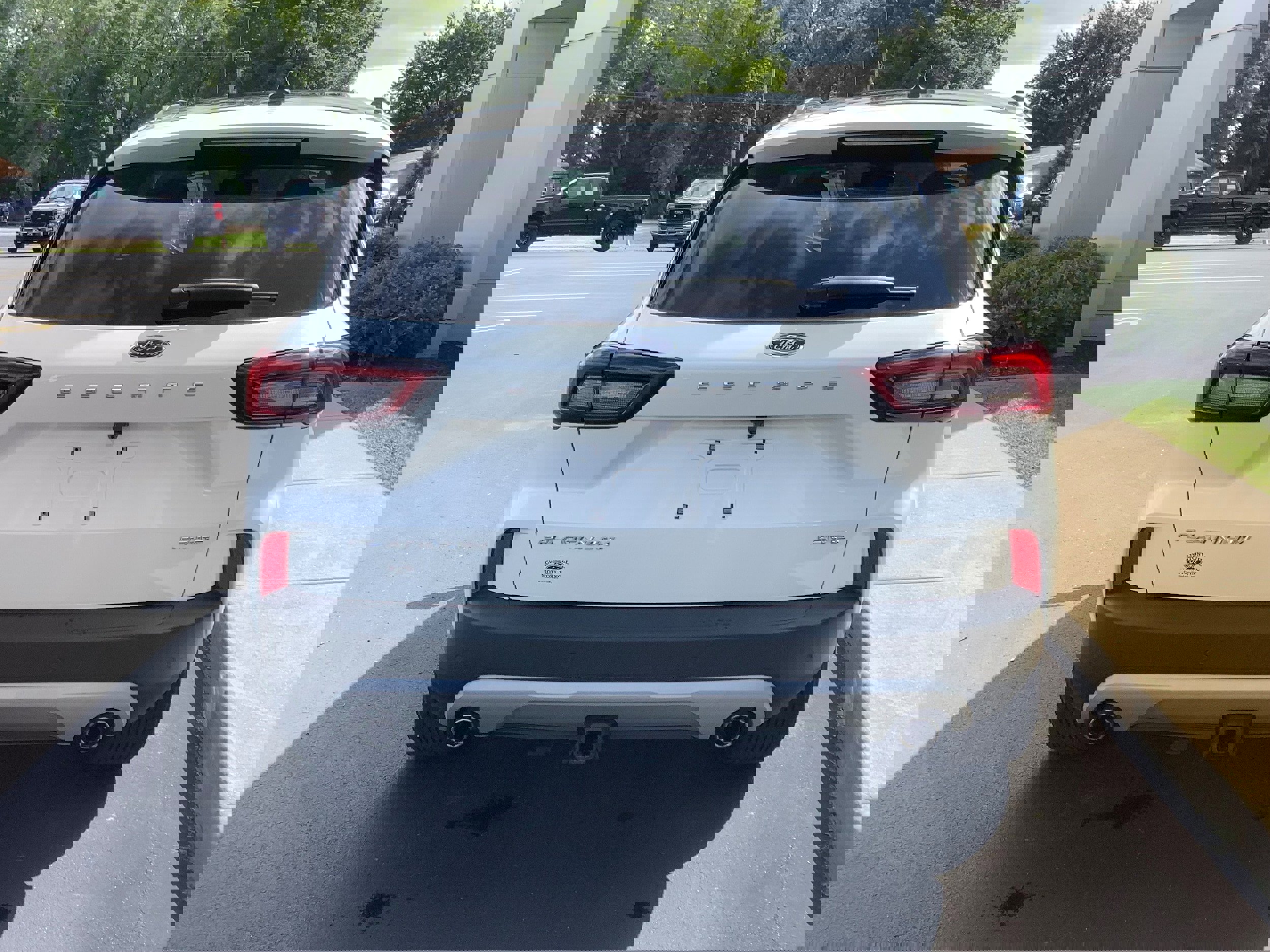 Certified 2023 Ford Escape Platinum w/ Class II Trailer Tow Package image 3