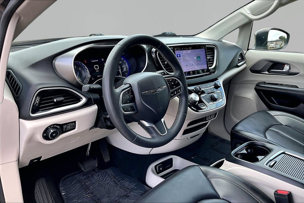 Used 2023 Chrysler Pacifica Touring-L FWD image 14