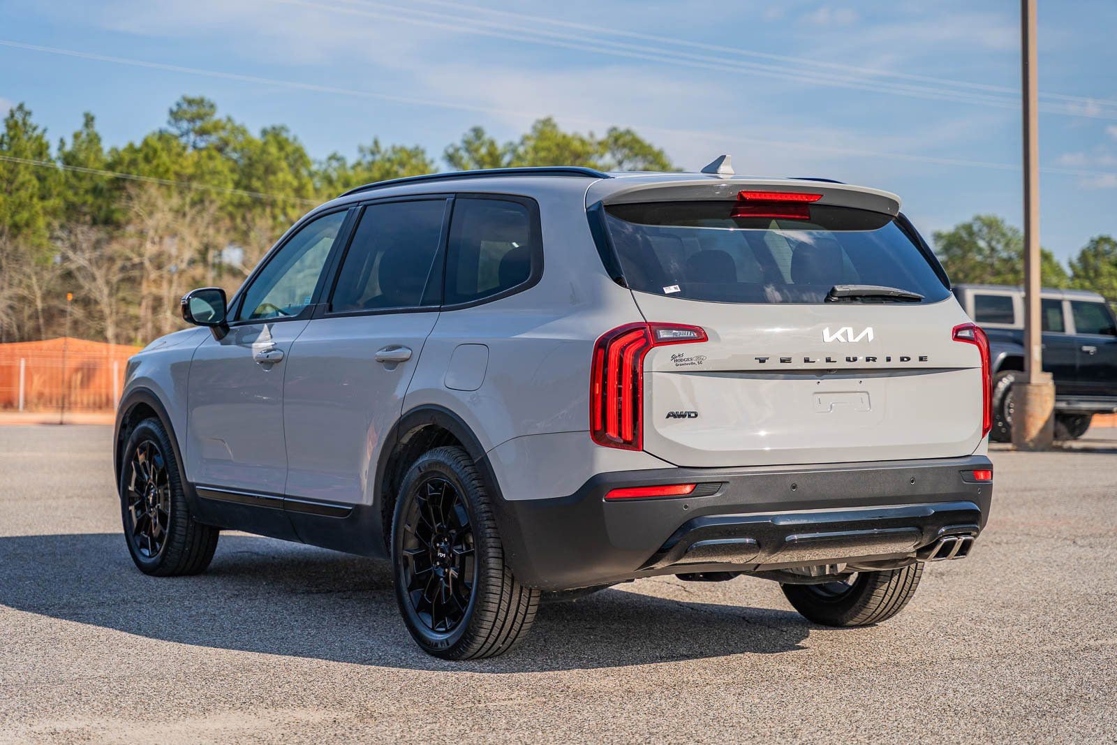 Used 2022 Kia Telluride SX w/ SX Prestige Package image 3