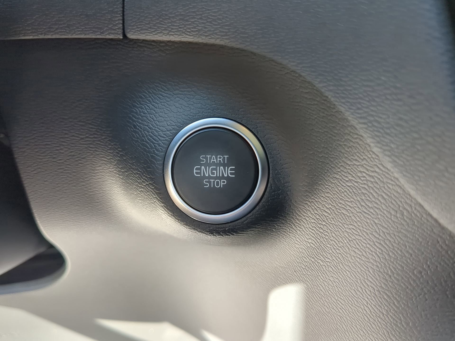 Used 2025 Volvo XC40 B5 Core image 61