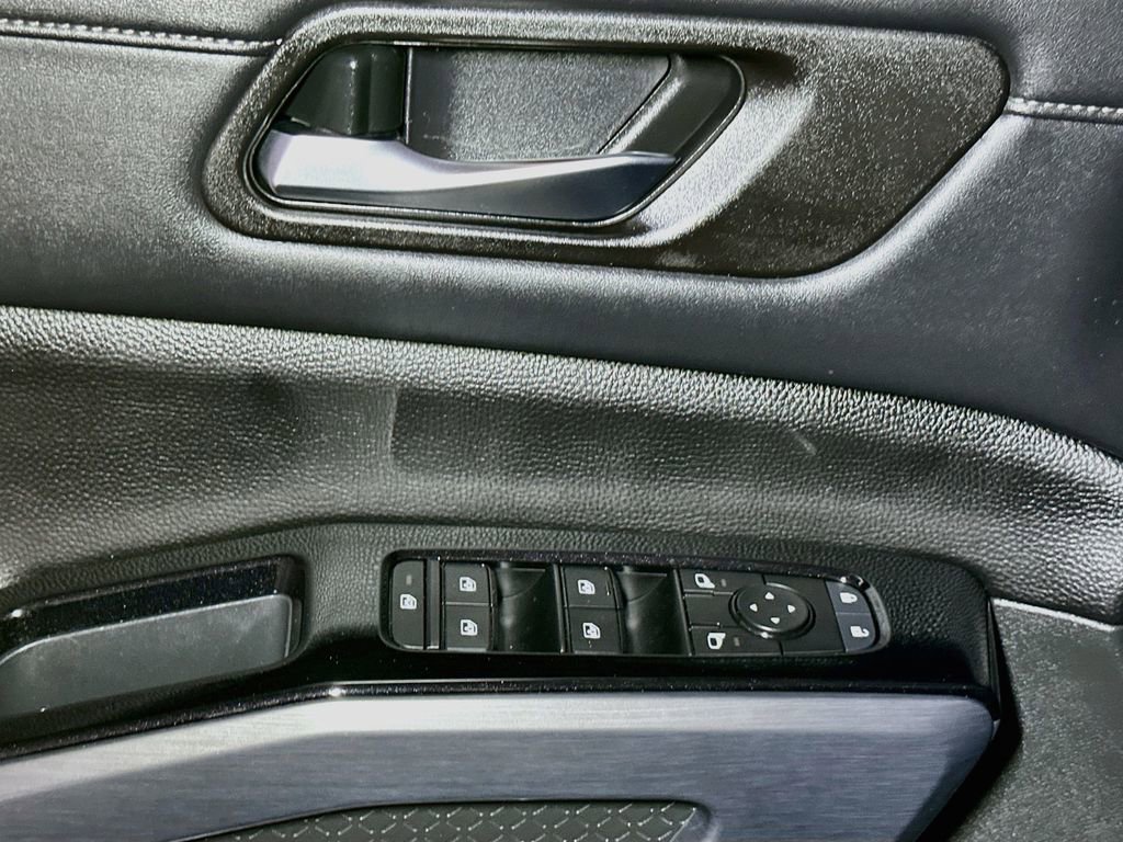 Used 2023 Nissan Pathfinder SL AWD/4WD image 17