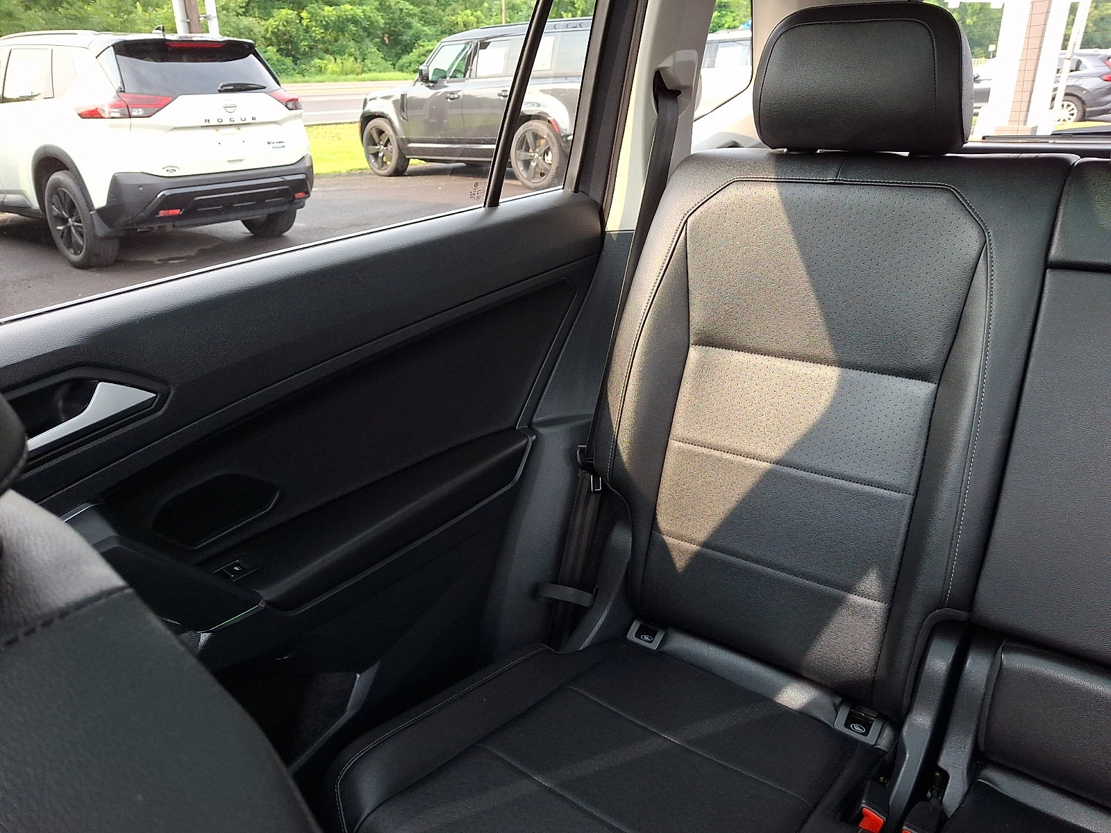 Used 2020 Volkswagen Tiguan SEL AWD/4WD image 18