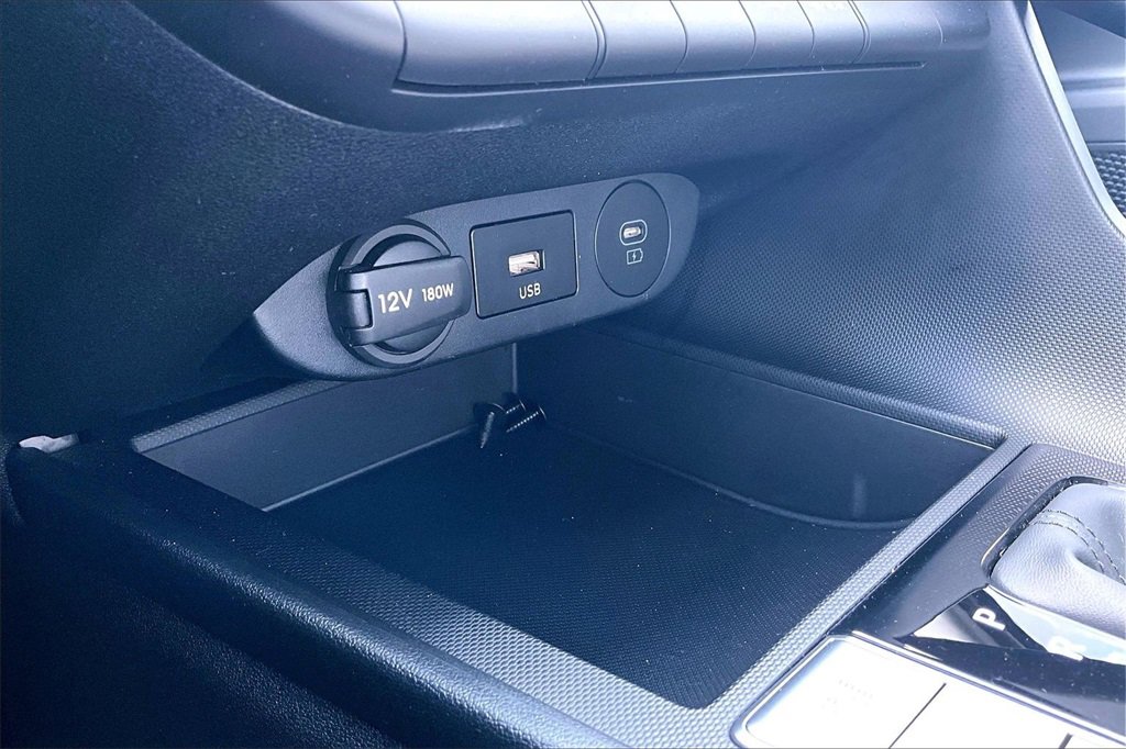 Used 2025 Hyundai Elantra SE w/ Cargo Package image 32