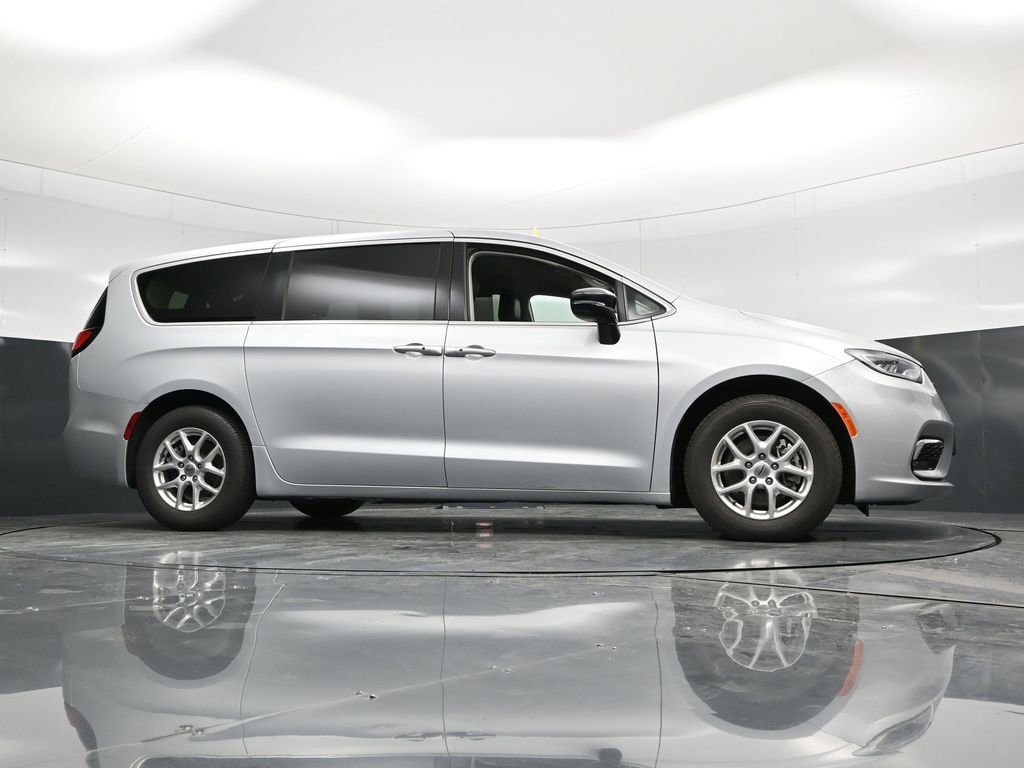 Used 2024 Chrysler Pacifica Touring-L FWD image 57