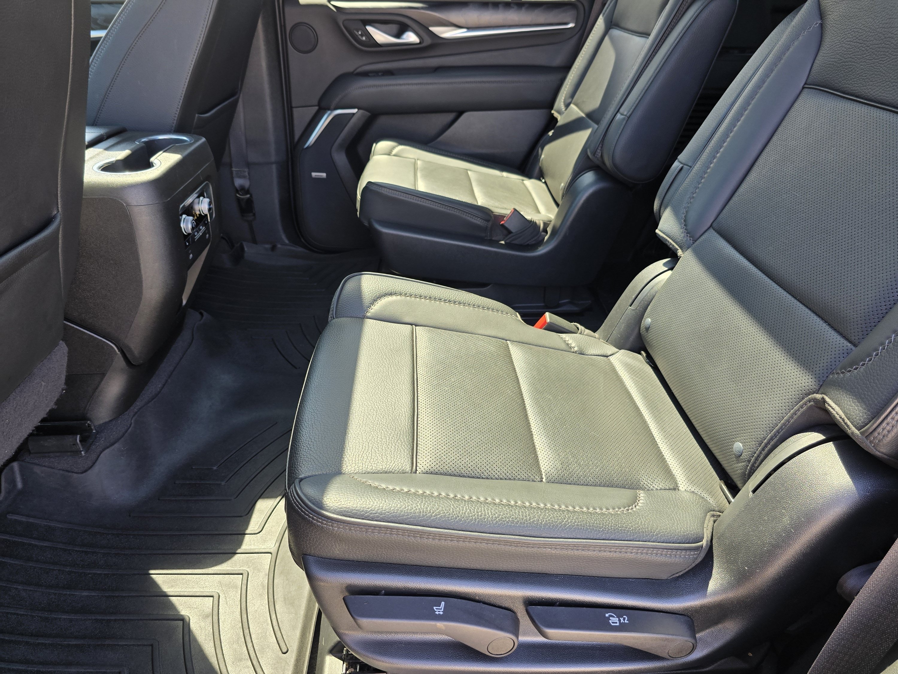 Used 2022 GMC Yukon Denali w/ Denali Premium Package AWD/4WD image 27